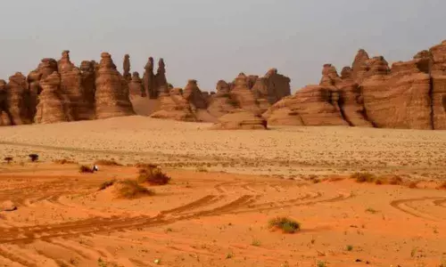 Saudi Arabia to impose fines for Indecent clothes, PDA