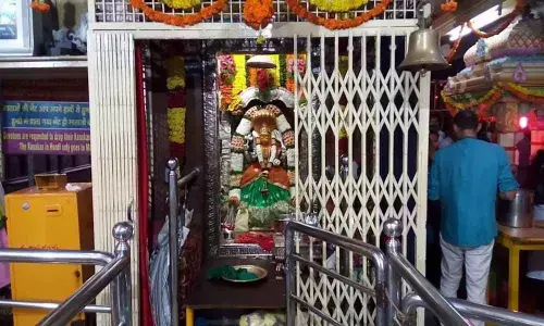Devotees throng Durga temples