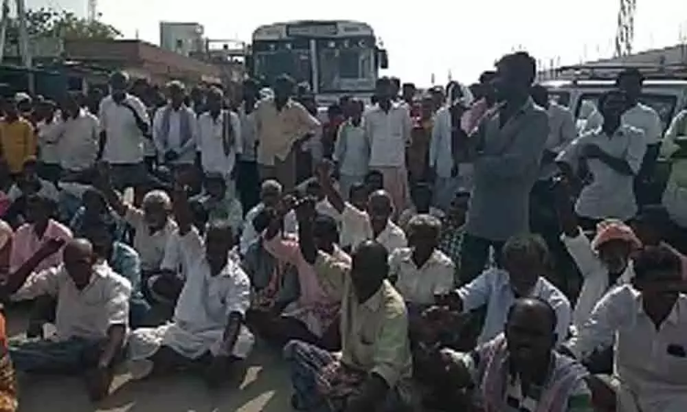 Castor farmers decry slash in selling price, stage road blockade in Mahbubnagar