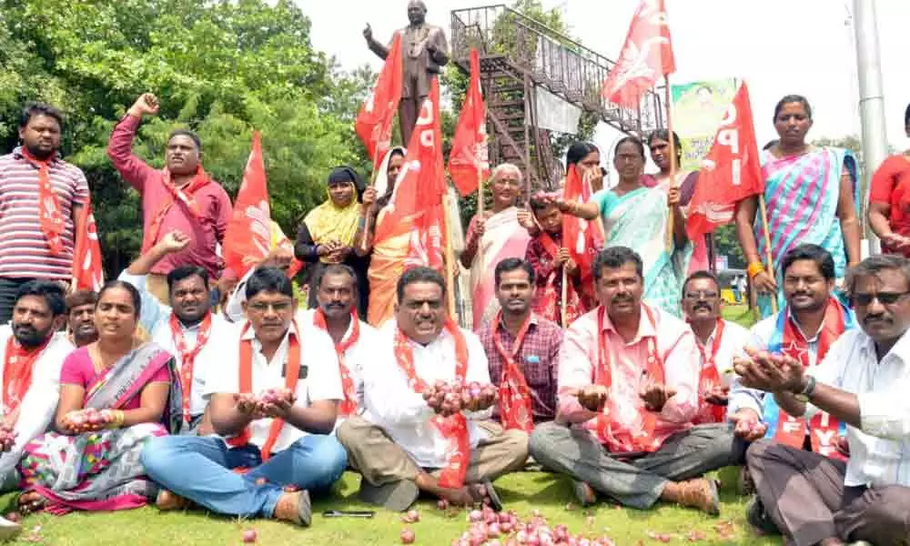 CPI protests against rising onion prices in Hanamkonda