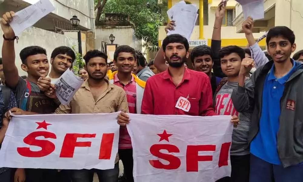 SFI activists close school for running in holidays