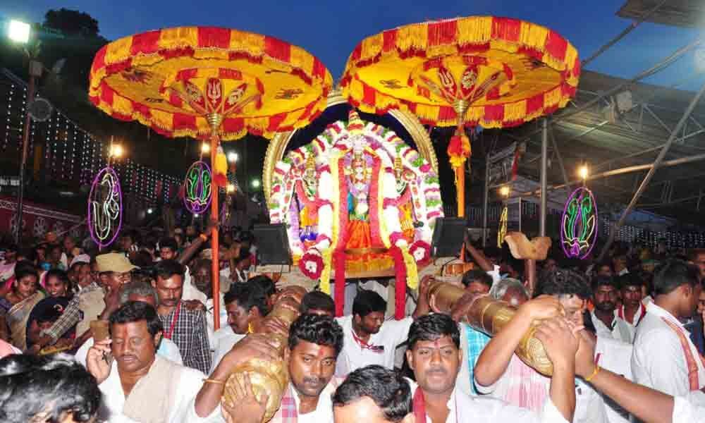 Vijayawada: Indrakeeladri draws huge crowds on 2nd day