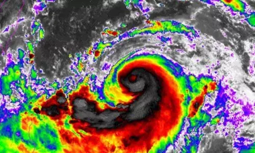 Typhoon bearing down on northern Taiwan