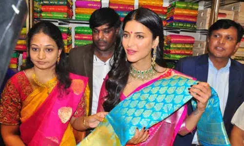 Shruti Haasan inaugurates new mall in Khammam
