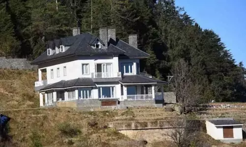 Priyanka performs house-warming of her cottage in Shimla