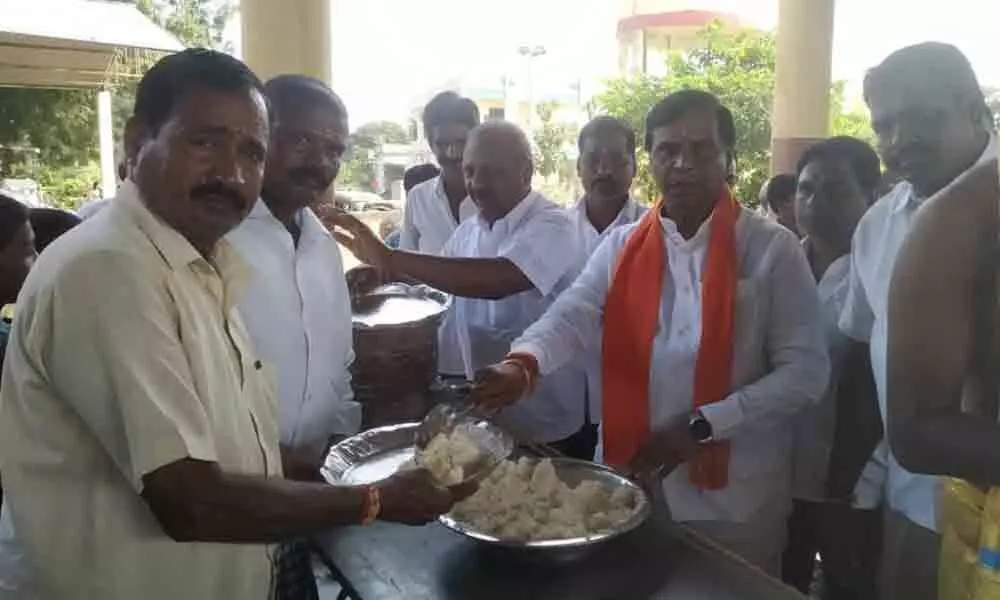 Nizamabad: BJP leader distributes meals in village