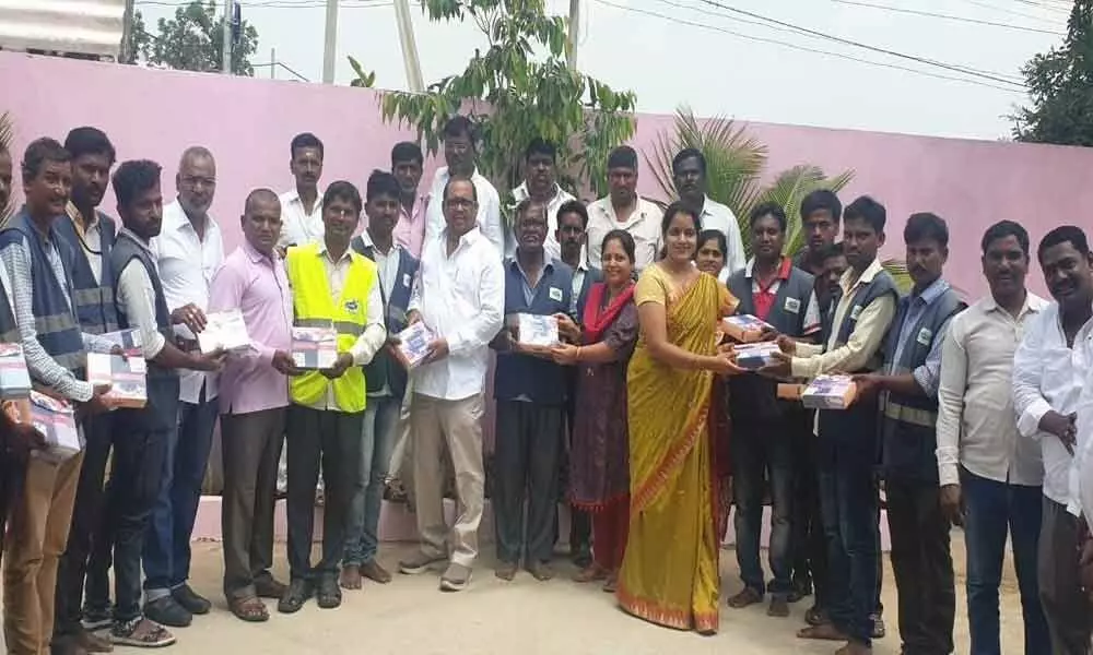 Corporator Dodlas kind gesture to 19 GHMC staff