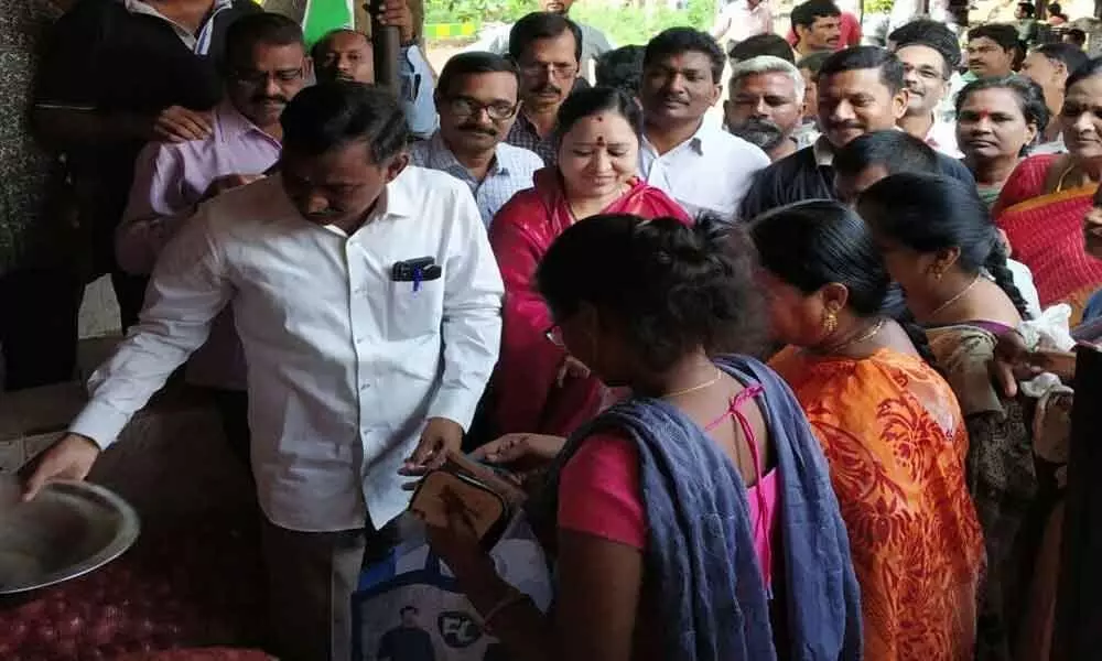 Onion sales draw huge crowds in Rythu Bazaars in Srikakulam