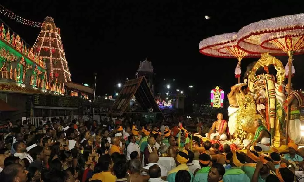 Navaneeta Krishna dazzles on Chinna Sesha Vahanam in Tirumala