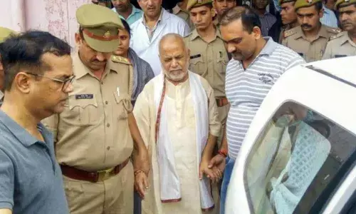 Less than 24 hrs after discharge, Chinmayanand now complains of eye problem