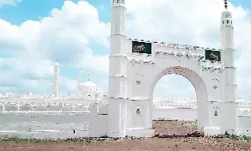 Taj lookalike dargah turns tourist attraction