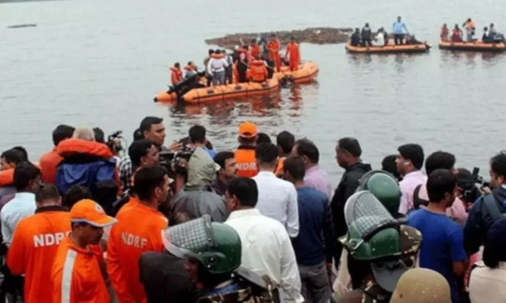 Extraction of Capsized Boat From Godavari River is under way