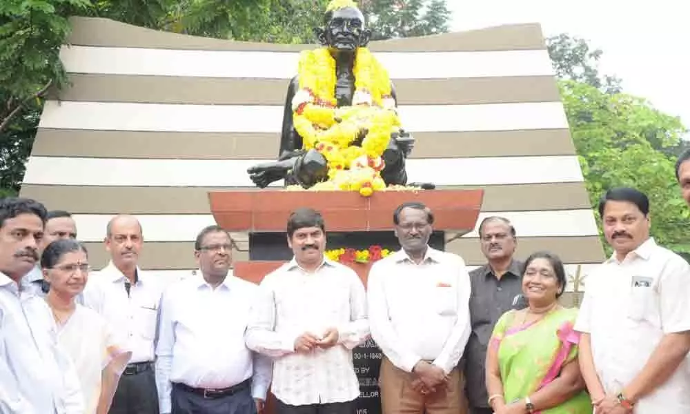 Port city pays tributes to Mahatma