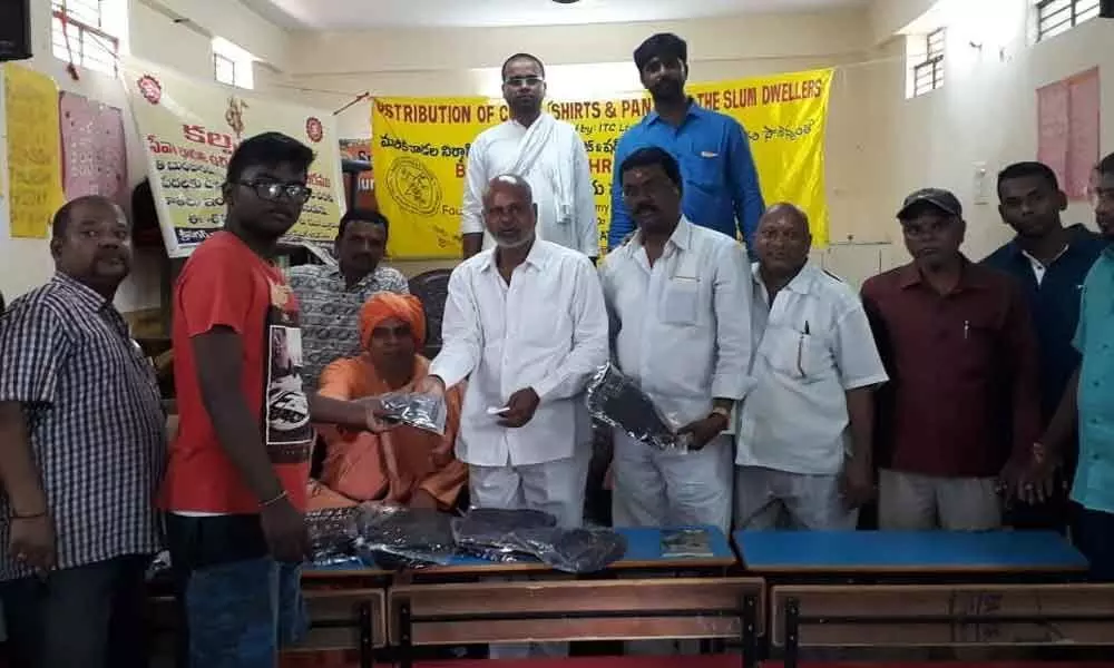 Cloths distributed to 1,500 slum dwellers