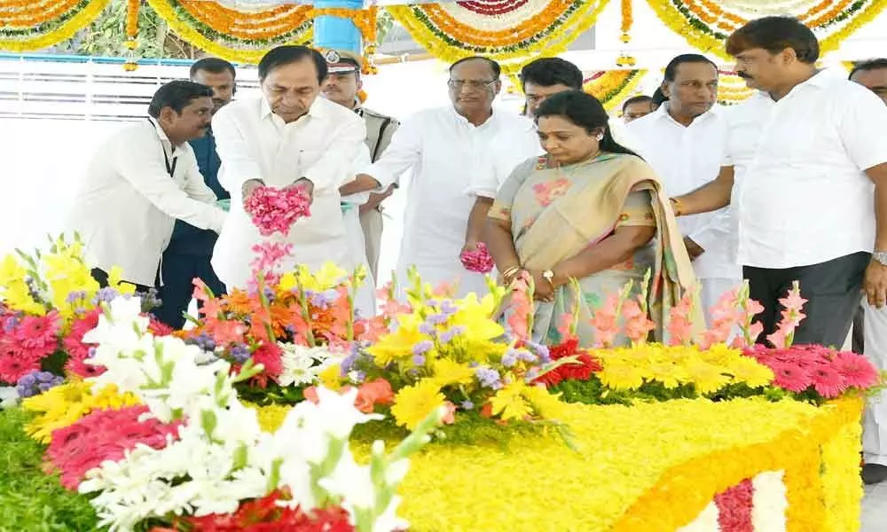 Guv, CM pay floral tributes to Mahatma in Hyderabad