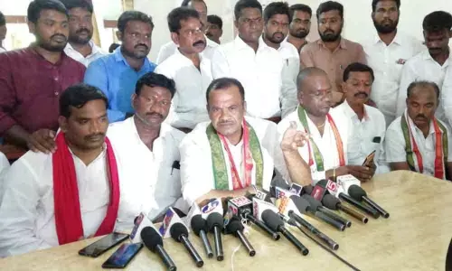 Bhongir: Instead of razing Secretariat, pay Arogyasri bills, Komati Sr demands government