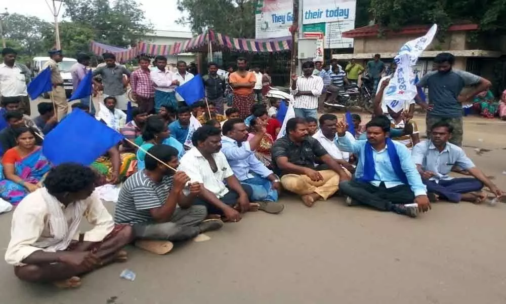 Contingent workers observe relay fast  in Kakinada