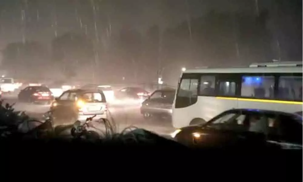 Heavy rain hits Delhi, flight operations, traffic affected