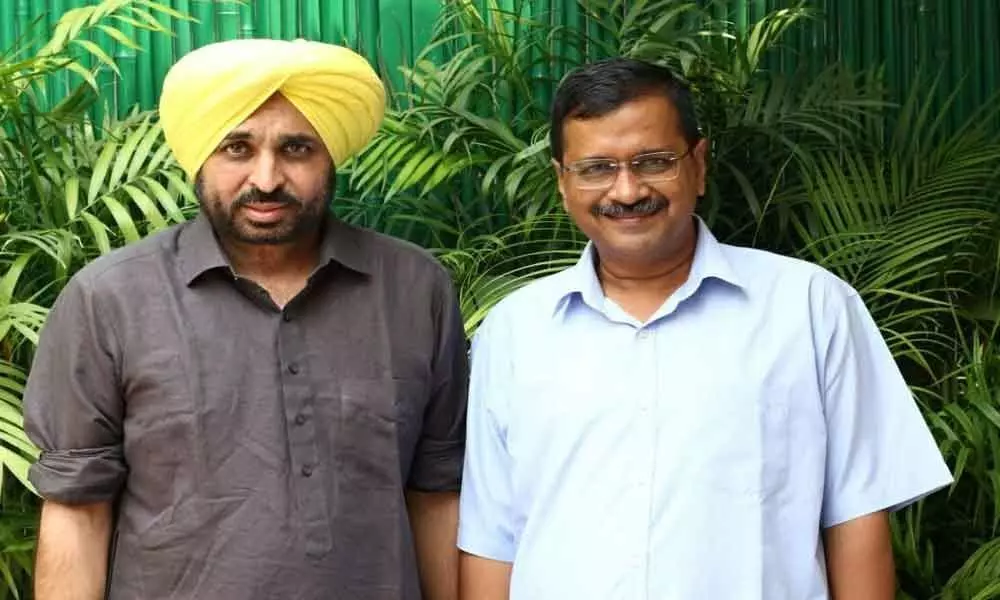 Arvind Kejriwal discusses with Mann over progress of programmes