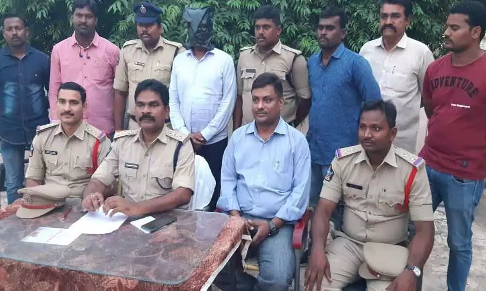 Police arrest notorious red-sanders smuggler in Kadapa