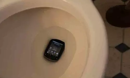 Why using smartphone in loo may give you piles