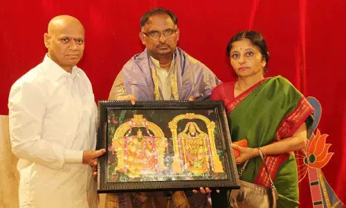 Acting Chief Justice of HC worships at Tirumala