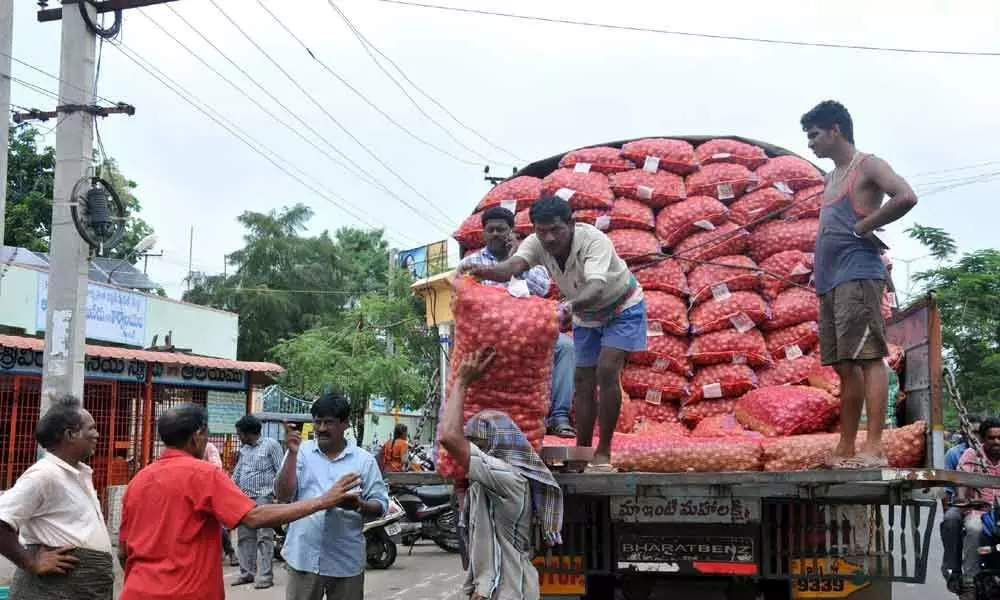 People demand 2 kg of onions on white cards in Rajamahendravaram
