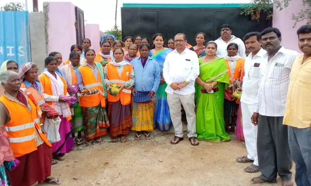Corporator Dodla gifts sarees to GHMC staff