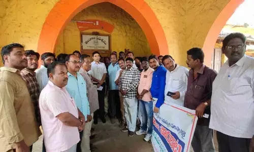Khammam: Scribes take out protest rally seeking 2BHKs, accreditation cards