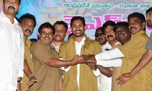 CM launches YSR Vahana Mitra in Eluru