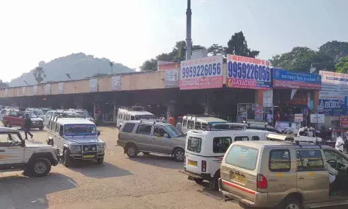 Warangal: Cars, jeeps pressed into service to ferry travellers