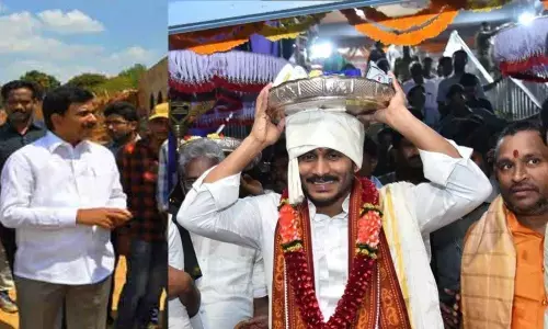 Former Minister Devineni Uma Slams At Jagan For Not Following Traditions At Indrakiladri