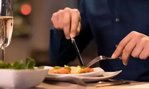 Want to cut food intake? Dine alone