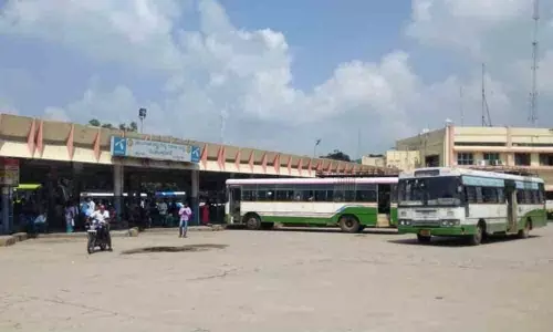 TSRTC strike fails to impact public transport in Mahbubnagar
