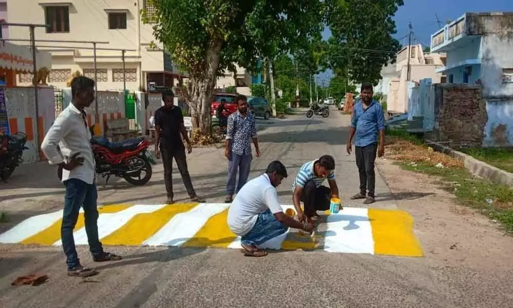 Youth hold protest by painting speed breakers in Tadepalli