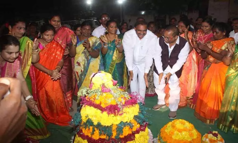 Arekapudi takes part in Bathukamma festivities