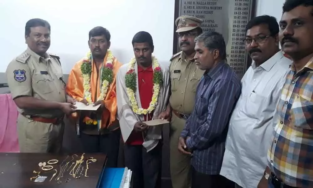 Auto driver returns jewellery bag, feted