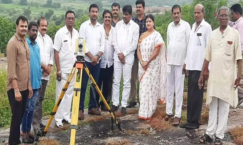 BB Patil inspects site for Lingayat Bhavan