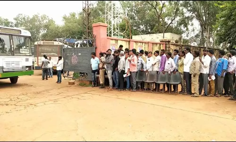 Jobless queue up at bus depots for work