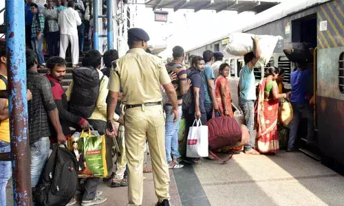 Hometown-bound commuters switch to train travel