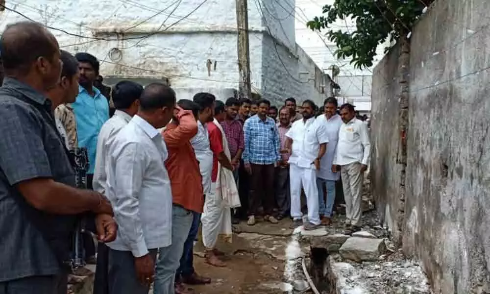 Mahbubnagar: Minister urges people to cooperate with officials