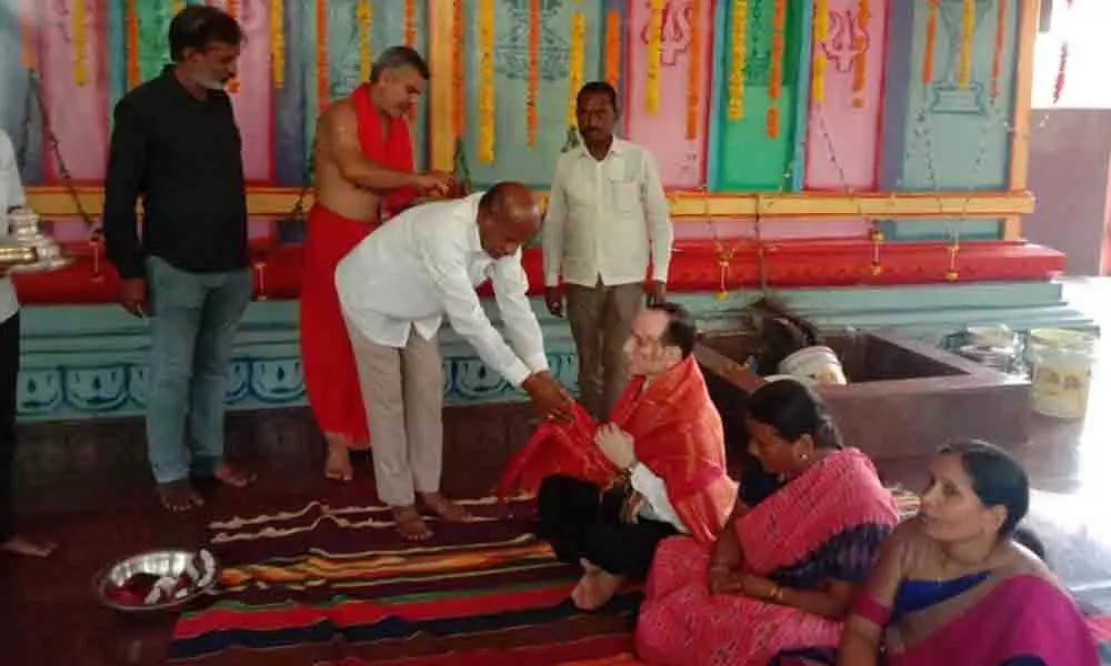 Mahbubnagar: High Court Registrar visits Fathepur Maisamma temple
