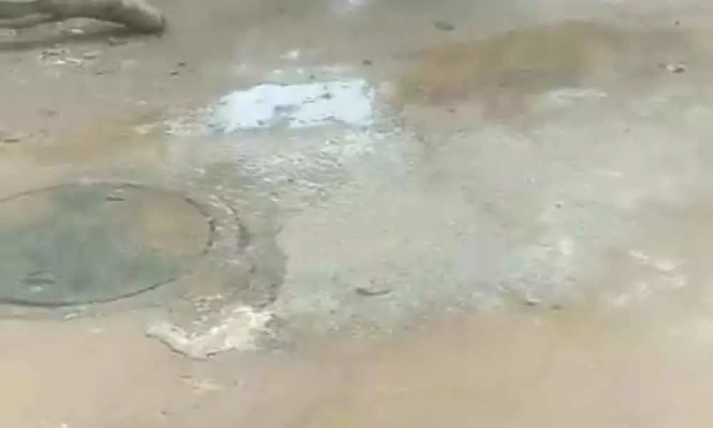 Sewage overflow irks colony people