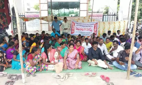 Rajiv Gandhi Institute of Medical Sciences contract workers end dharna in Adilabad