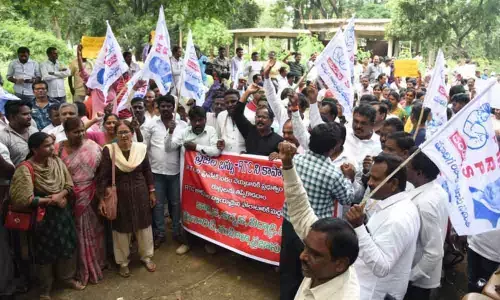 KCR is acting as dictator: TSRTC Warangal employees