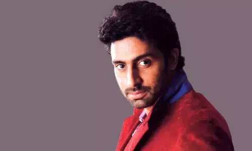 Abhishek shoots at Qutub Minar