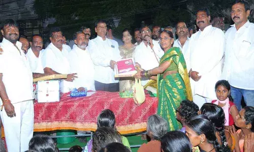 MLA Kaleru Venkatesh hands over gifts to winners