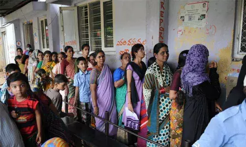 Outpatient registrations in city government hospitals take a beating