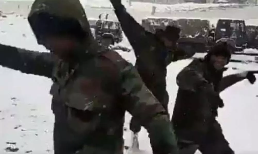 Salute Our Soldiers: Watch Indian Army Soldiers Playing Garba in Snow-Covered Terrain