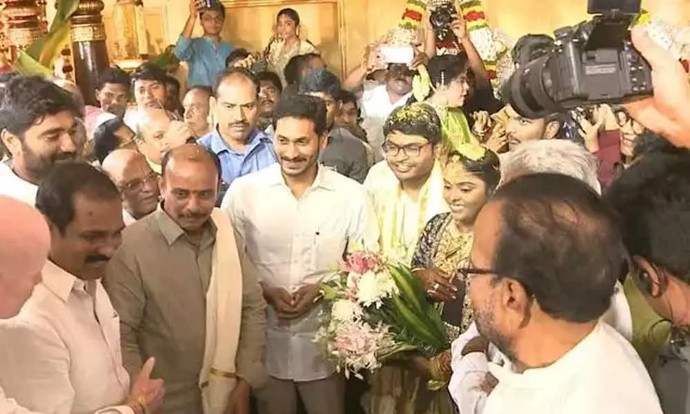 Andhra Pradesh CM Jagan Attends YSRCP leaders Daughter Marriage and Blessed The Couple At Rajahmundry